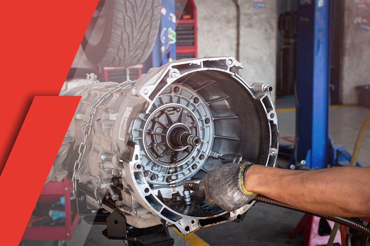 zu sehen: Mitarbeiter der an einem Getreibe Arbeitet